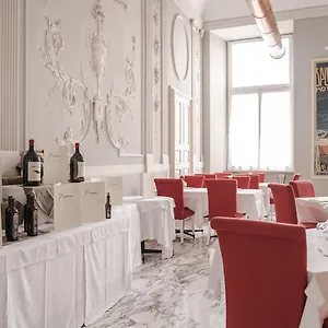 **** Hotel De Italy